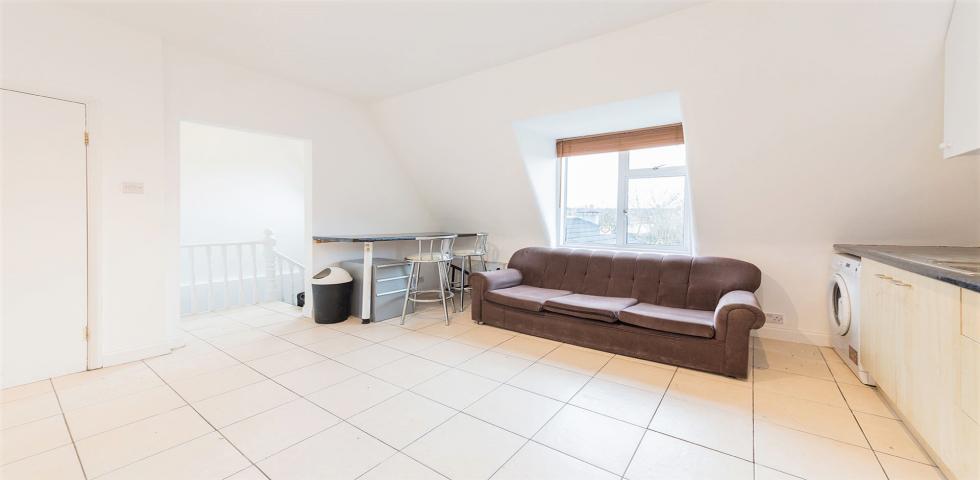 			2 Bedroom, 1 bath, 1 reception Flat			 High Road, DOLLIS HILL